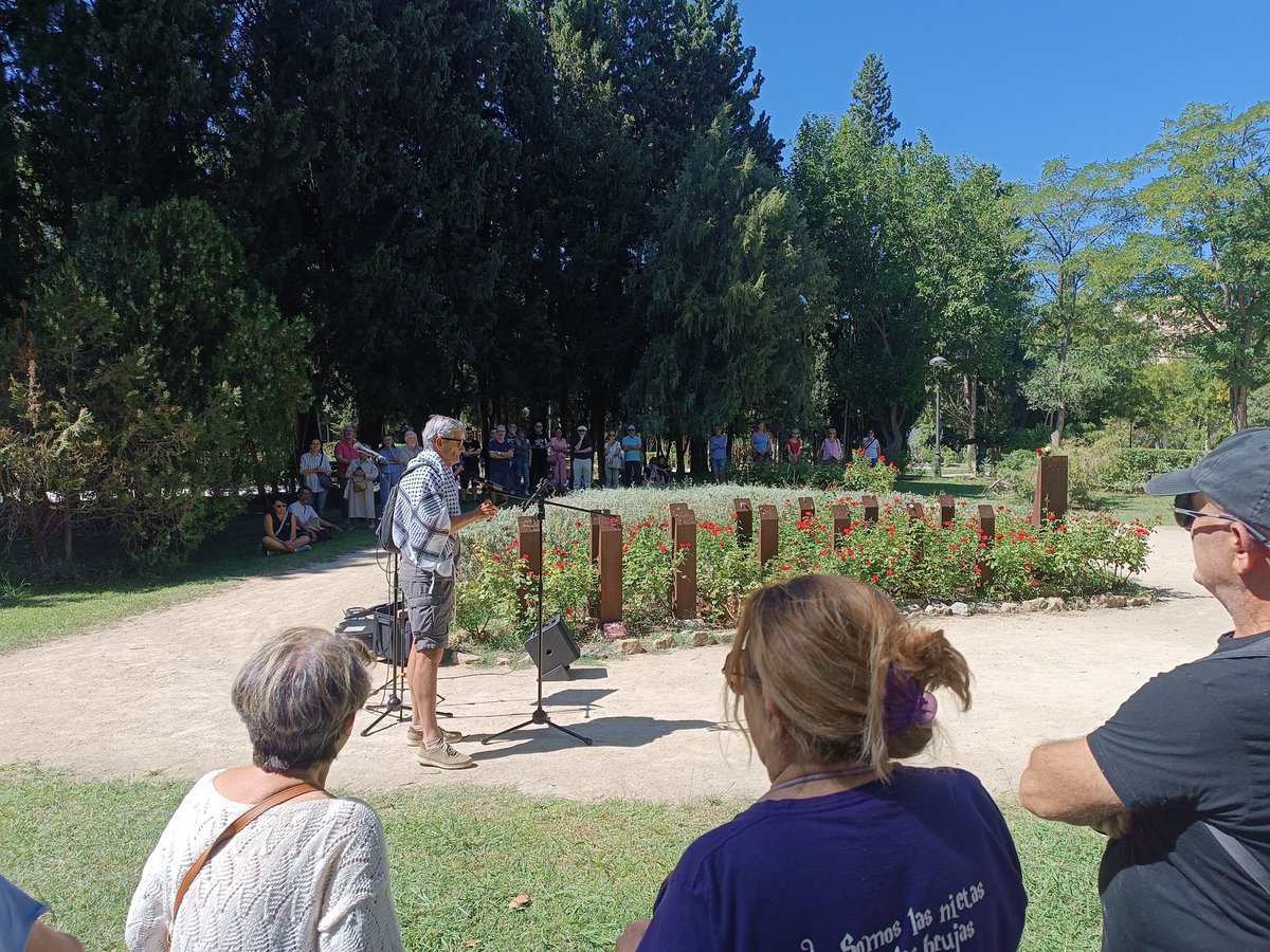 AteneRepubliZGZ's tweet photo. Hoy hemos rendido homenaje a las 14 rosas fusiladas por la barbarie franquista. Gracias a todas las personas que nos habéis acompañado. Gracias por mantener viva su #Memoria 

También muy presentes hoy #Gaza y las víctimas de #violenciamachista

Salud, Justicia y República 🟥🟨🟪 https://t.co/Ow9CqmETgt