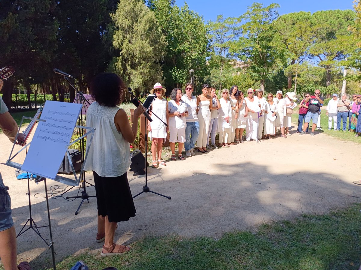 AteneRepubliZGZ's tweet photo. Hoy hemos rendido homenaje a las 14 rosas fusiladas por la barbarie franquista. Gracias a todas las personas que nos habéis acompañado. Gracias por mantener viva su #Memoria 

También muy presentes hoy #Gaza y las víctimas de #violenciamachista

Salud, Justicia y República 🟥🟨🟪 https://t.co/Ow9CqmETgt