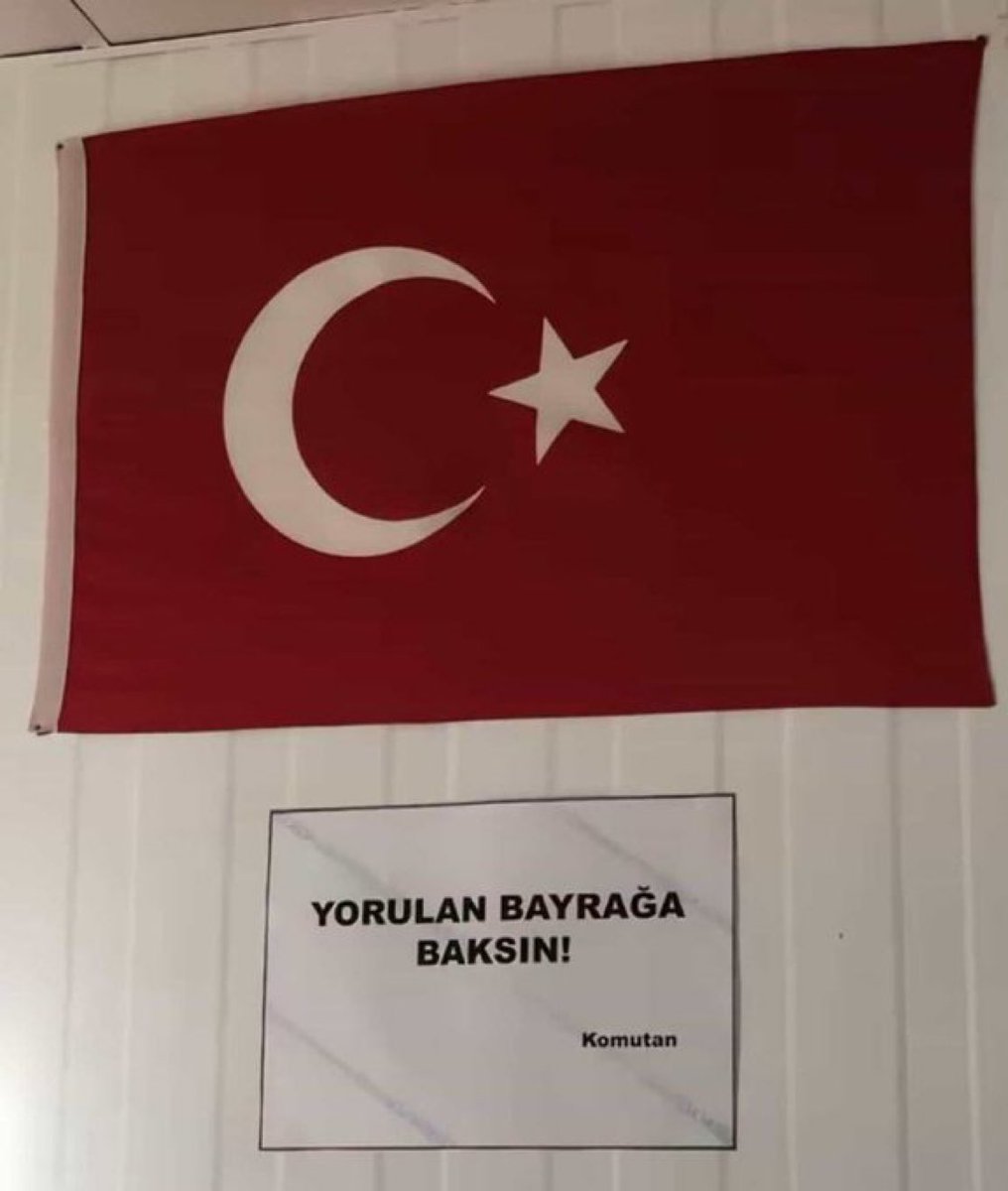 Komutanın duvara astığı yazı:

“Yorulan bayrağa baksın!”