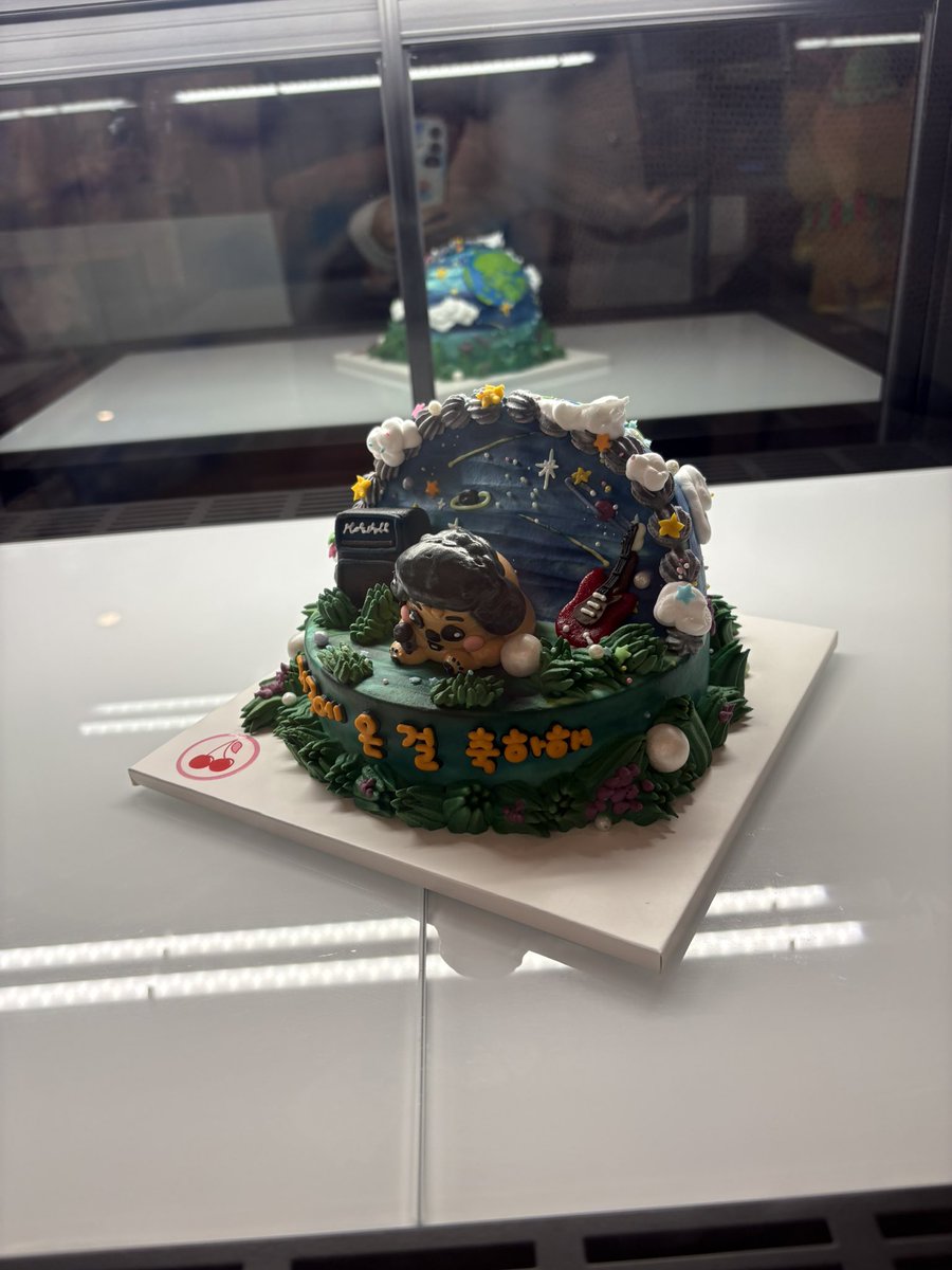 카페) 사계의 숲 

데뷔부터 현재까지의 지성이 액자들로 꾸며져 있어서 지성이의 성장이 더 잘 보인 것 같아 좋았고 
카페가 느좋으로 너무 잘 꾸며져 있었음🥹🫶🏻 

#주제는_사랑