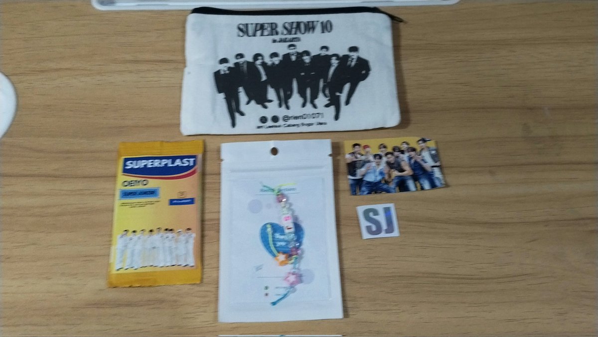 Yang ini dari kak Rini <a href="/Rien01071/">Rien01071</a> org yg sangat optimis ke aku waktu ragu aku bisa nonton Sushow apa gak. I'm grateful 💙

Sayangnya cmn ketemu bentar doang 😭😭 trs kak Rini pergi entah kmn. Next time, kita hrs ketemu lebih lama lgi ya kak 😘
x.com/Rien01071/stat…