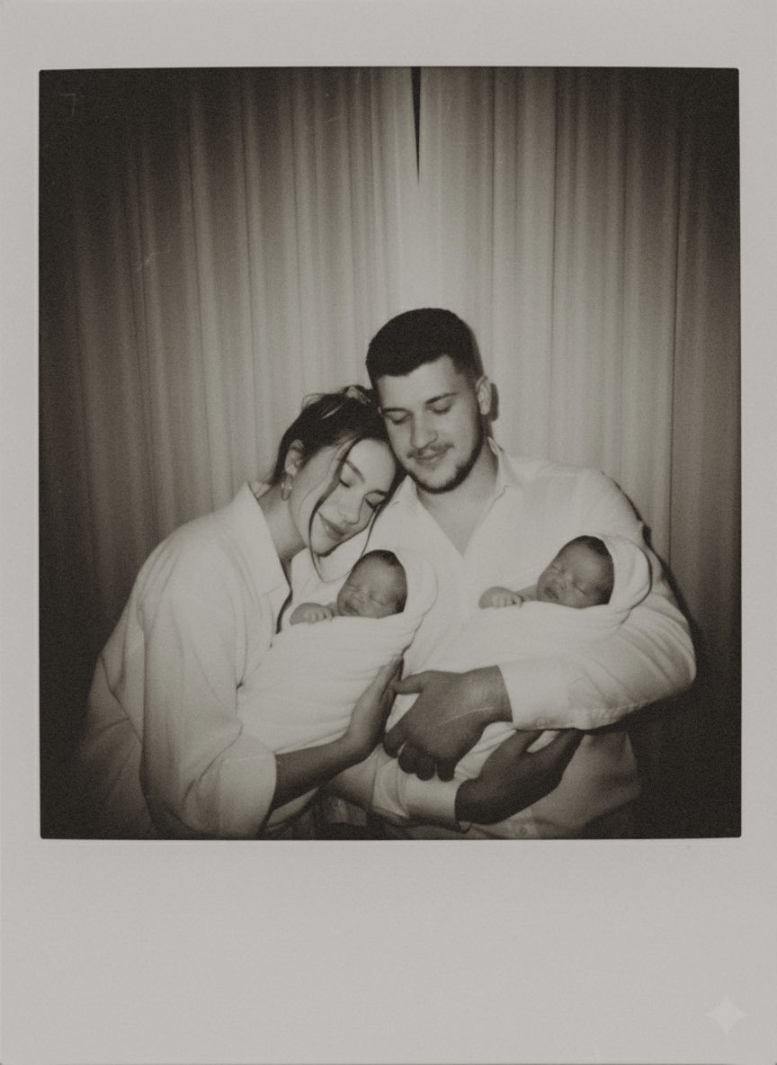 yapay zekâ sayesinde hayalini kurduğum aile fotoğrafımız oldu. 
yankı kucağımda, meleğim kalbimde… 
biz hep 4 kişilik bir aileyiz ve öyle kalacağız.🤍