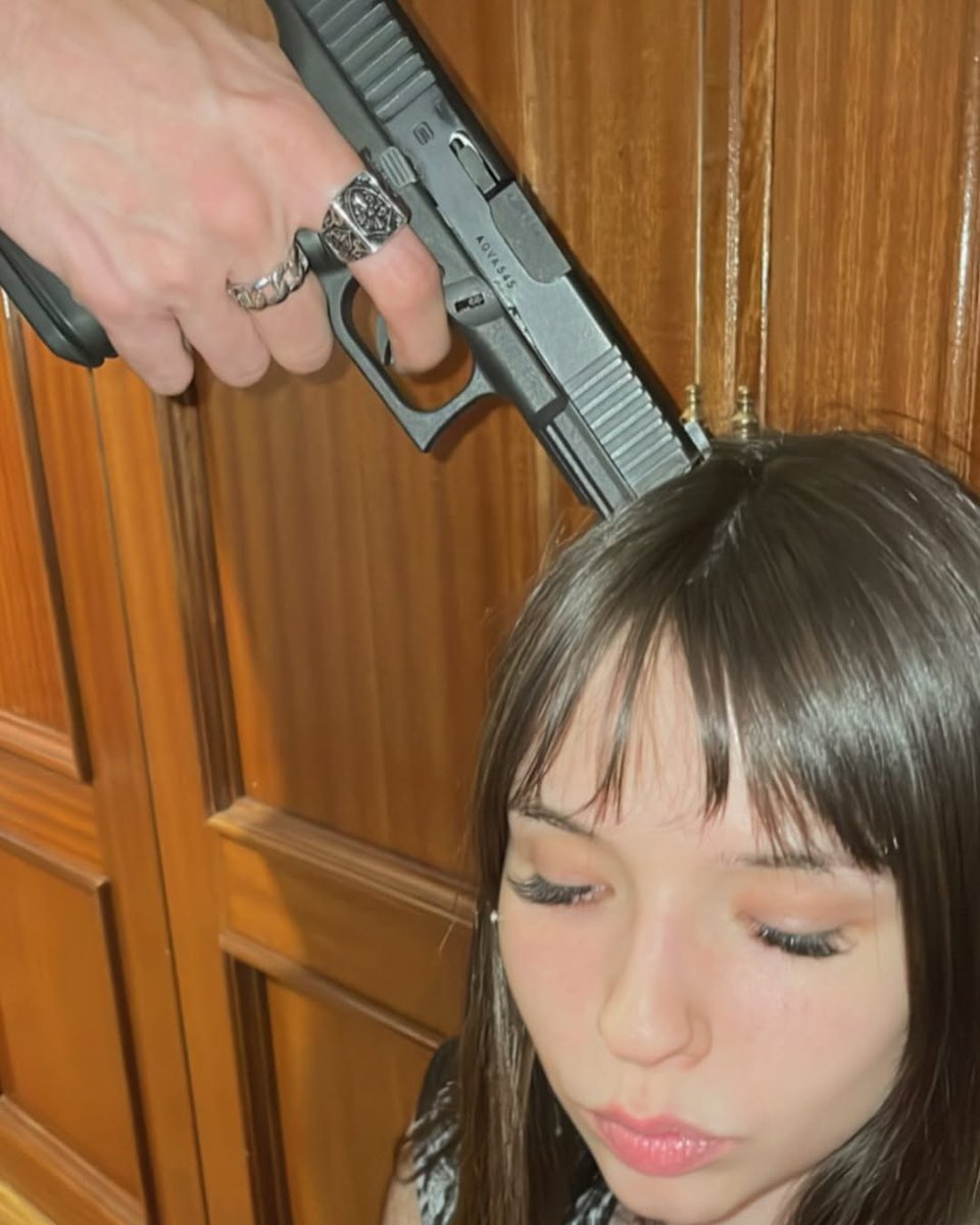 BadFaceFan's tweet image. Top 10 canciones de @saramalacara_ 

1.DIAMANTES&amp;amp;KALASHNIKOV - Saramalacara