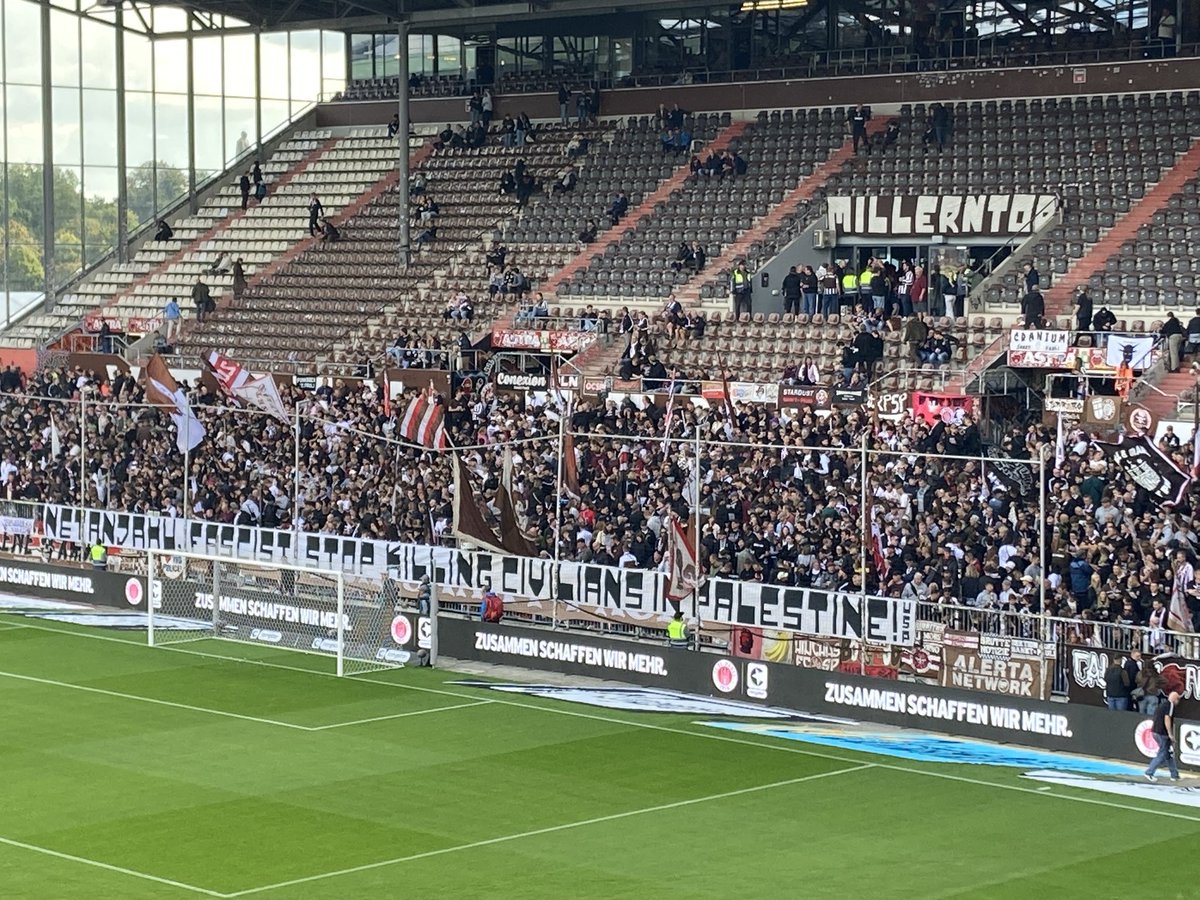 🇩🇪¡Netanyahu fascista! ¡Deja de matar civiles en Palestina !"

Así decía la bandera que mostró recién la hinchada Sankt Pauli, quienes venían de ser criticados por no manifestarse al respecto durante todo este tiempo.