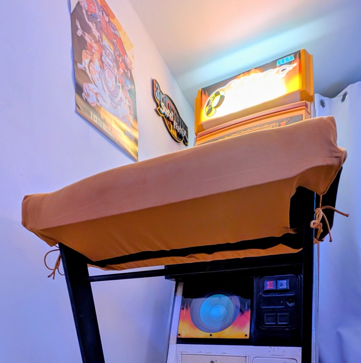 Merci Mailyss pour nous avoir concocté un magnifique petit coussin adapté à la borne Crazy Taxi (achetée chez tenzen arcade) !
Assise parfaite et aux couleurs de la borne en plus.
Plus d'excuses pour ne pas scorer sur Scud Race ou Crazy Taxi !