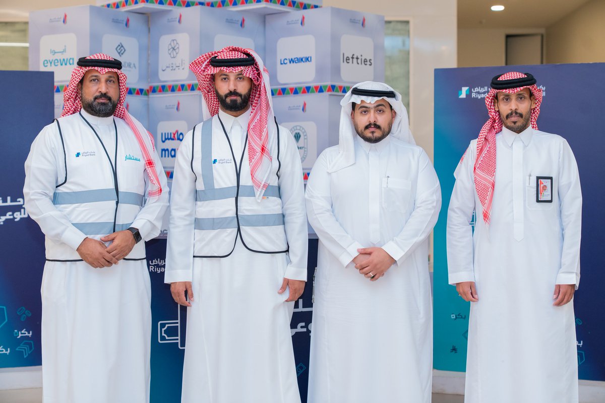 ايضاً هنا في الباحة مول لنشر الثقافة للمتسوقين وعمل يوم كامل للطفل 
هنا برفقة الزملاء من إدارة مول الباحة