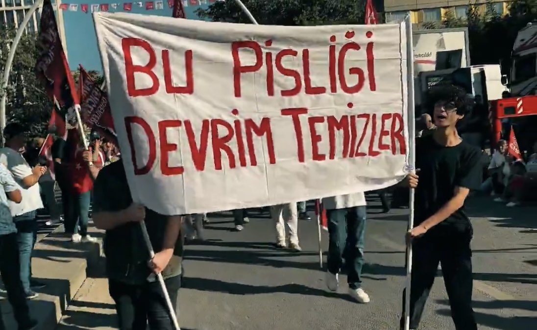 CHP’nin Ankara mitinginde açılan pankart:

“Bu pisliği devrim temizler!”