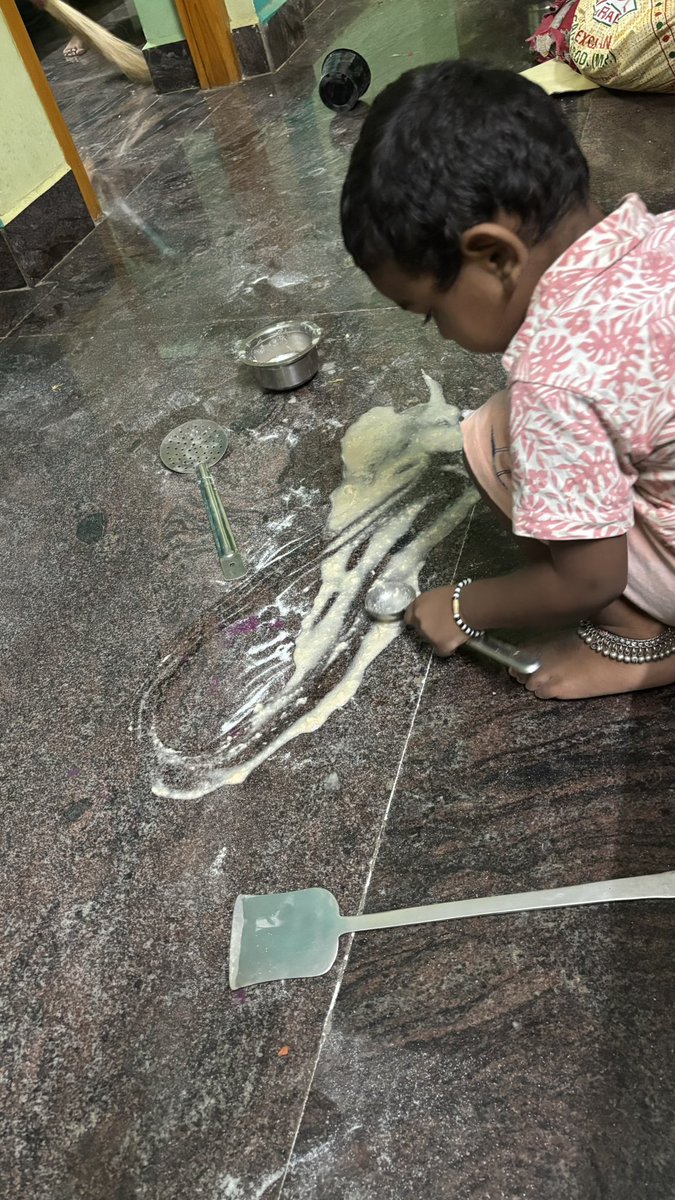 ஏன்டா இப்டி மாவ கீழ ஊத்தி வச்சுருக்கன்னு என்னோட மனைவி #மகனார்ட்ட கேக்குறதுக்கு…தோசை ஊத்துறேன் ம்மா மொறு மொறுன்னு இருக்கும்ங்கிறான் 😍😍😍