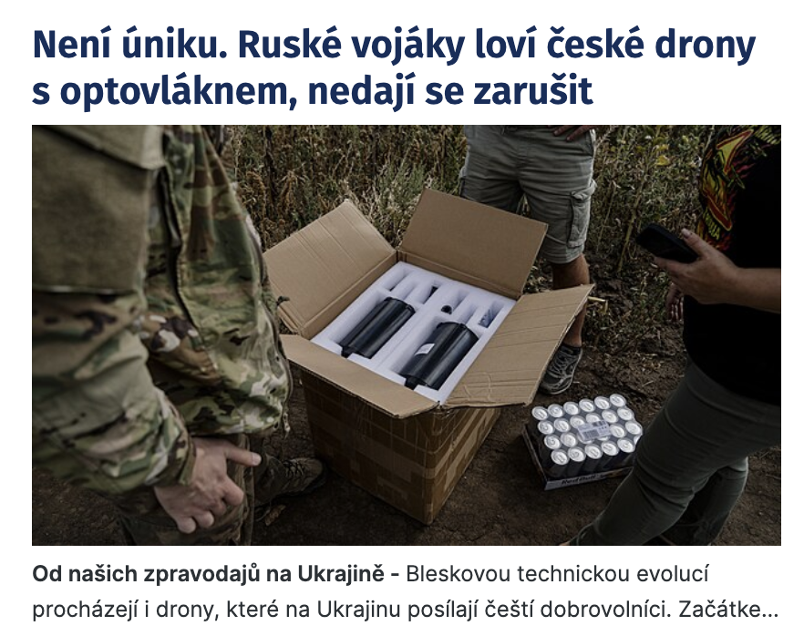 Padá večer. Dodávka stojí na dvoře, vojáci z ní rychle vynášejí dřevotřískové krabice. Uvnitř jsou třináctipalcové kvadrokoptéry ovládané přes optické vlákno. Vznikly v dílně českého Spark Spolku, výrobu zafinancoval Dárek pro Putina... Odkaz na článek je v první komentáři⬇️