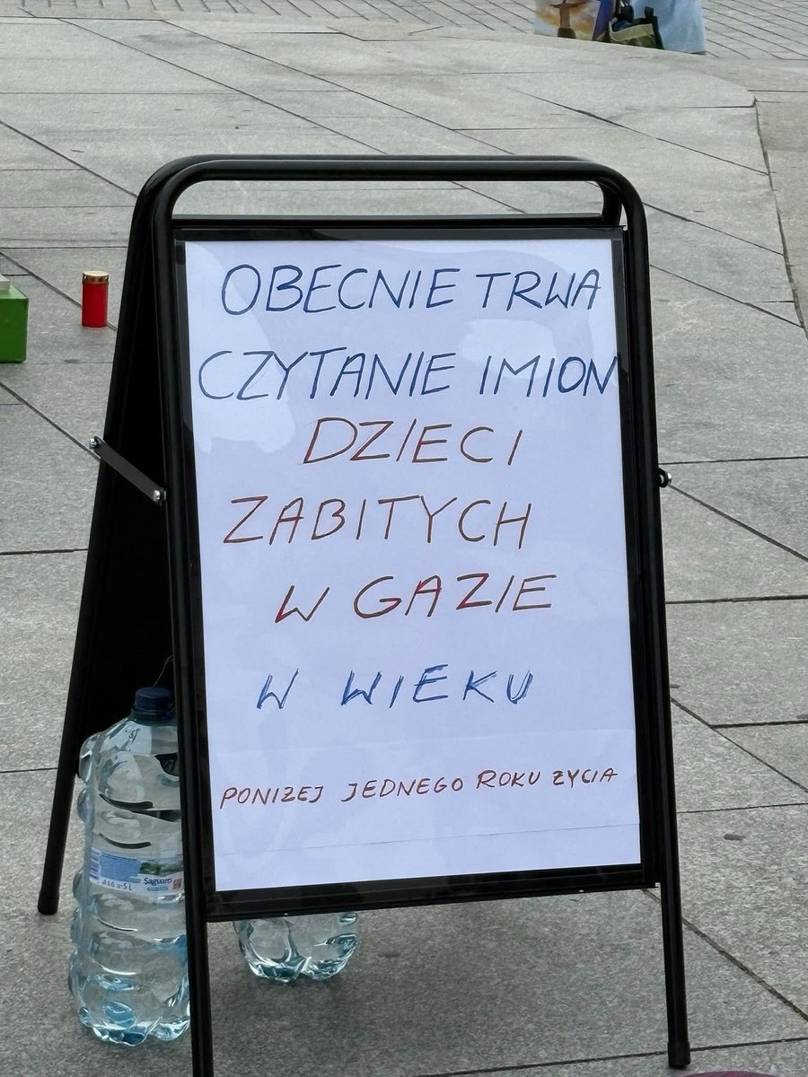 majakstasko's tweet photo. Od rana do 1 w nocy. Tyle trwa czytanie imion dzieci zabitych w Gazie.

Wydarzenie ma miejsce w tej chwili pod kolumną Zygmunta.

Według Unicefu ponad 18 tys. dzieci zostało zabitych w Gazie w ostatnich 22 miesiącach.

Izrael zabija dziennie w Gazie średnio 28 dzieci. Cała klasa. https://t.co/VpyrgQjsml