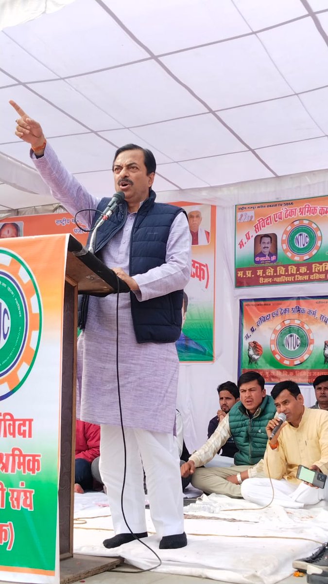 मध्य प्रदेश संविदा एवं ठेका श्रमिक कर्मचारी संघ इंटक के संस्थापक प्रदेश अध्यक्ष , श्रमिकों के मसीहा श्री एल.के.दुबे जी का जाना श्रमिक जगत में अपूरणीय क्षति । 
मध्य प्रदेश विद्युत कर्मचारियों में शोक व्याप्त ।
विनम्र श्रद्धांजलि 
ओम शांति ओम 
😭😭🙏🙏

<a href="/PradhumanGwl/">Pradhuman Singh Tomar</a> <a href="/Energy_MPME/">Energy Department, MP</a>