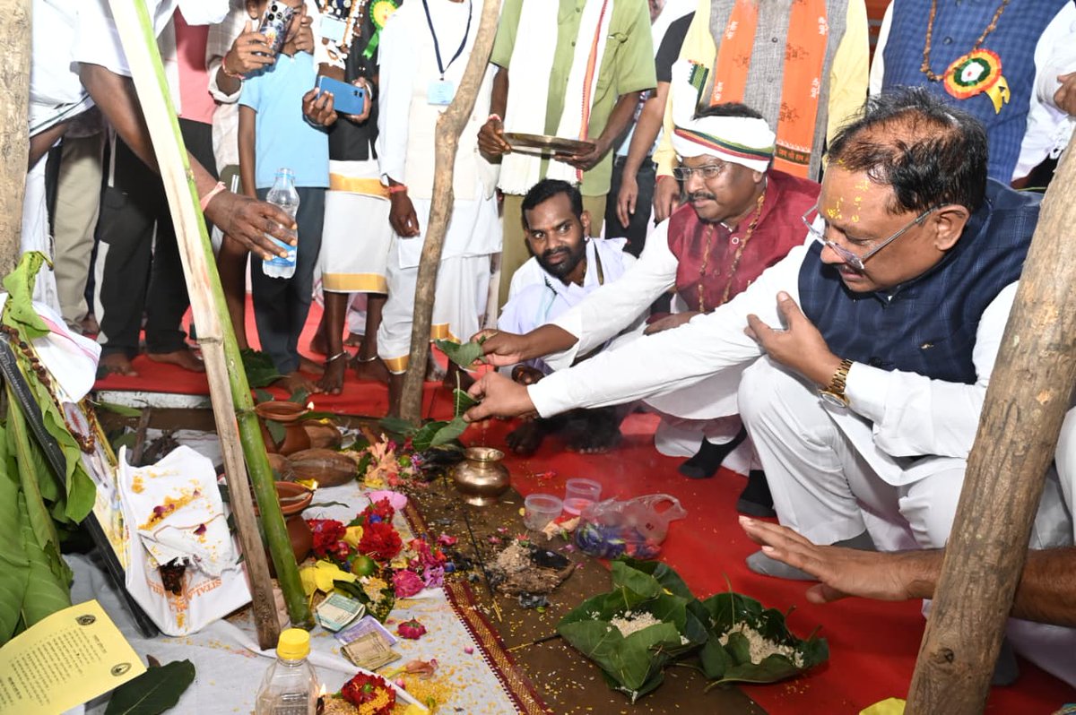 जय बूढ़ादेव! 

धरती से जुड़ी परंपराएँ ही हमारी संस्कृति की आत्मा हैं। हमारी परंपराएँ ही हमारी असली ताकत हैं, इन्हीं से नई पीढ़ी को संस्कार और ऊर्जा मिलती है।

आज नरहरपुर में गोंडवाना समाज की परंपरा और आस्था के प्रतीक "ठाकुर जोहारनी" कार्यक्रम में सम्मिलित हुआ। इस दौरान बूढ़ादेव