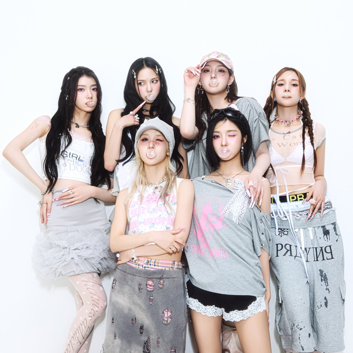 Xiatoting's tweet image. ✦ ੭  Blowing bubbles, matching vibes, and a bond that shines brighter. I’m so lucky to have you all by my side until now. Thank you for always being the ones who stay with me here!  ୧ ࣪