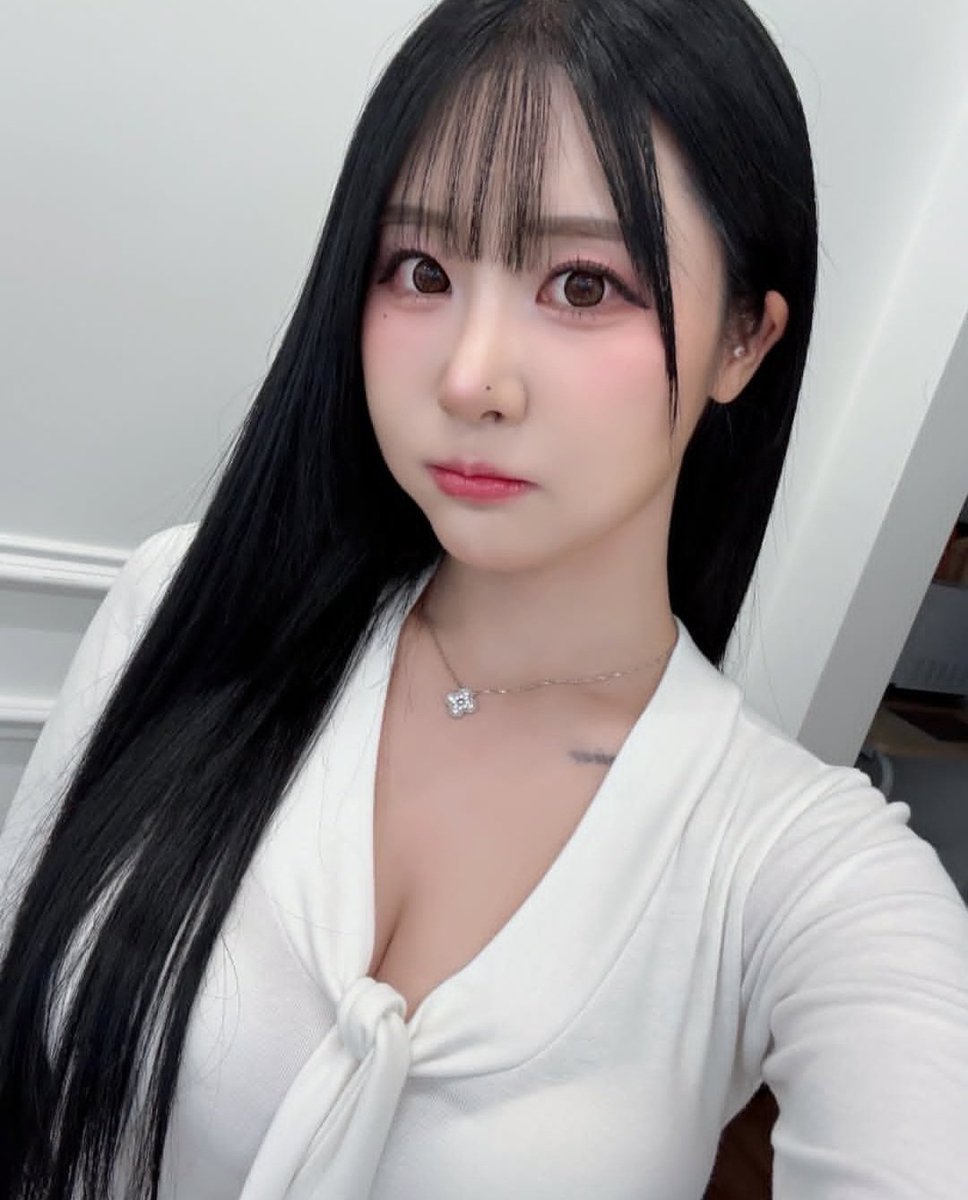 Issa224252's tweet photo. Bomi insta selfie 
May 6.2025. https://t.co/3jAvBNBZHc