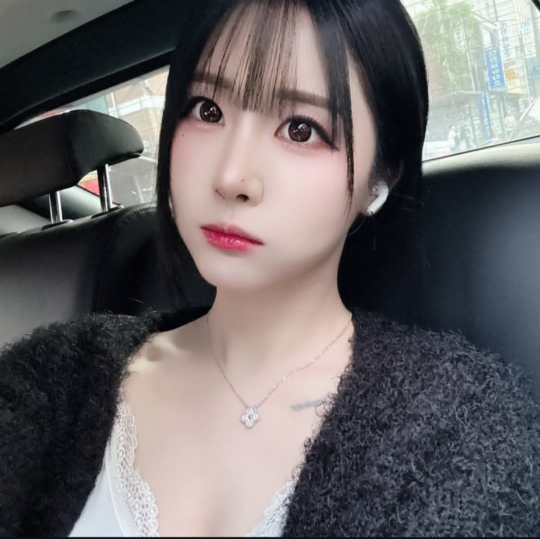 Issa224252's tweet photo. Bomi insta selfie 
June 6.2025. https://t.co/j1GrQcgLex