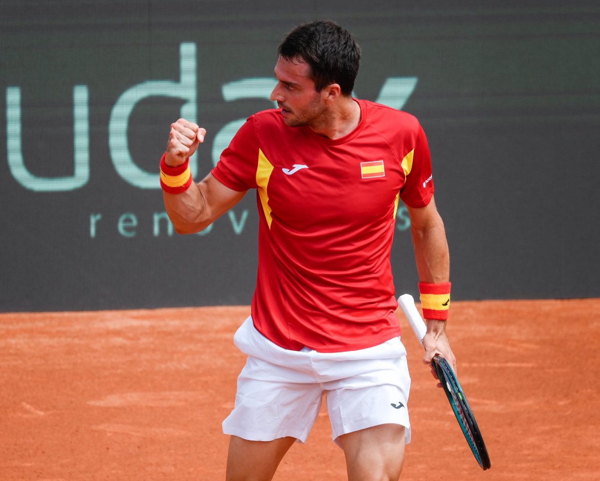 fermurciego's tweet photo. ¡¡PORTERAZO EN MARBELLA!!

✅ Primero en dobles, junto a Munar: 1-6, 6-3, 6-2 vs Holmgren/Ingildsen

✅ Luego él solito, para derretir a Rune: 6-1, 4-6, 7-6

🇪🇸 España estuvo a un set del abismo. Ahora está en manos del quinto punto: Carreño vs Moller. https://t.co/3s9vOnf4PU