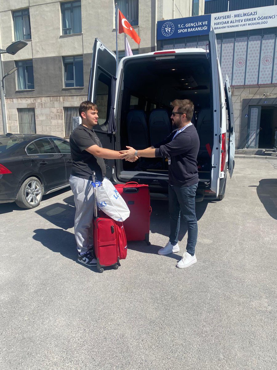 Kayseri Şehirler Arası Otobüs Terminalinde arkadaşlarımız öğrencilerimizi karşılamaya devam ediyorlar.🇹🇷

Öğrencilerimize en nitelikli hizmeti sunmak için gayret gösteren tüm mesai arkadaşlarımıza canıyürekten teşekkür ediyorum.🇹🇷

Her şey geleceğimiz olan gençlerimiz için.🇹🇷