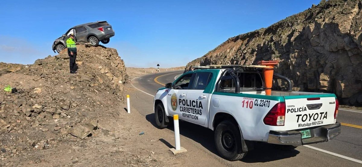 eabusad's tweet photo. Accidente en mi provincia de Islay. ¿Cómo llegó este carro allí? 🤨 https://t.co/h4LpfyOutJ