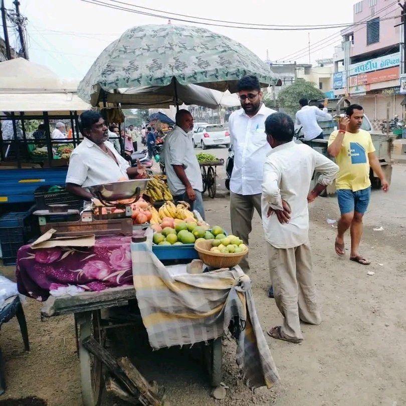 गुजरात के विसावदर से विधायक गोपाल इटालिया लगातार अपनी विधानसभा में घूमकर लोगों का हालचाल जान रहे है 

गोपाल भाई गुजरात के सबसे सक्रिय विधायक है