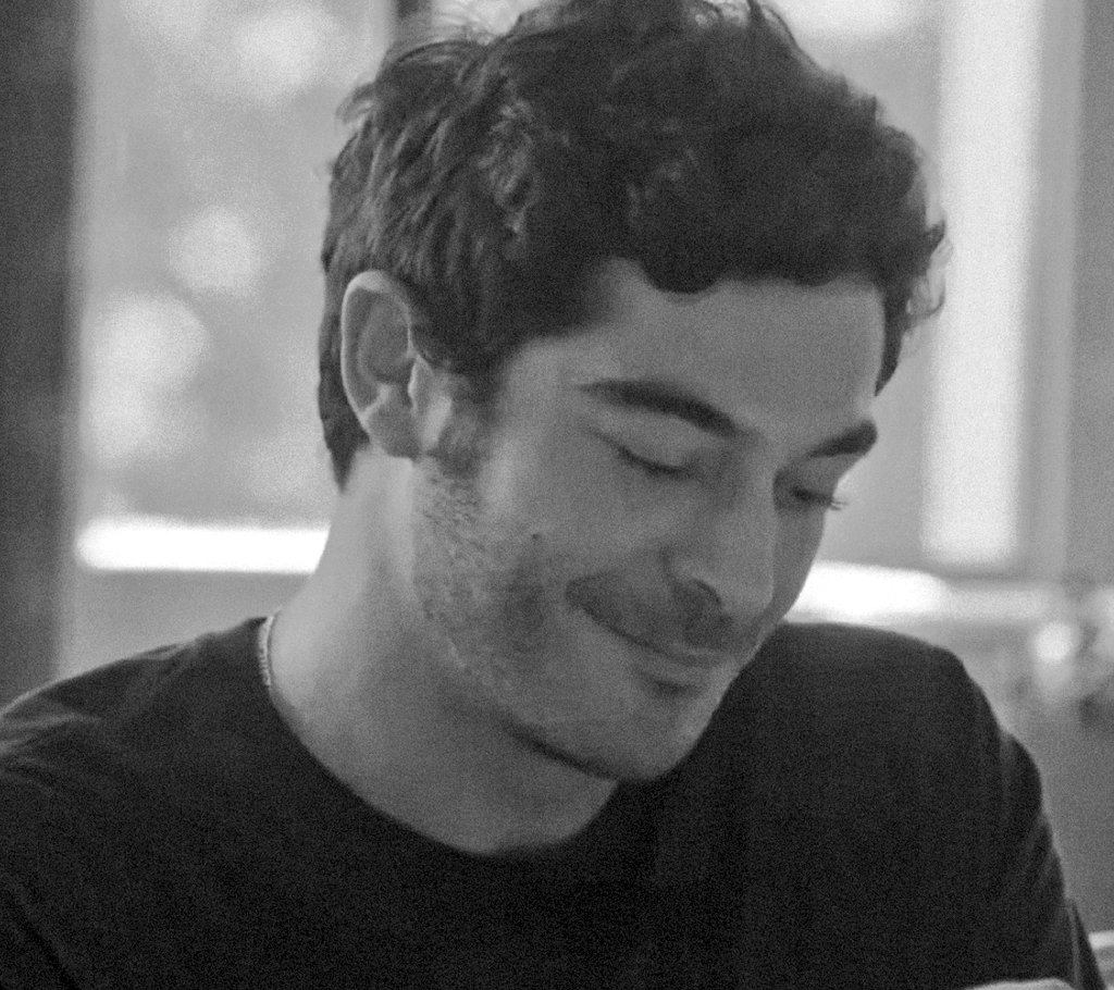 #BurakDeniz  (y sus pestañas) 
#Sahtekarlar 
👑🙏🏻🧿