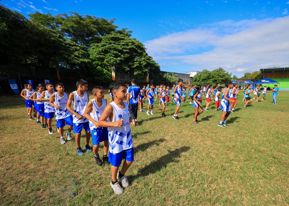 indeselsalvador's tweet photo. #Codicader |  La delegación de El Salvador  que participa en en kids' athletics inició hoy el circuito de cuatro estaciones con lanzamiento rotacional, carrera de vallas en curva, salto triple y carrera de relevos slalom junto a los atletas de Belice y Nicaragua, en los X Juegos Deportivos Estudiantiles Centroamericanos (Codicader) Nivel Primario.

#ConstruyendoElCamino
