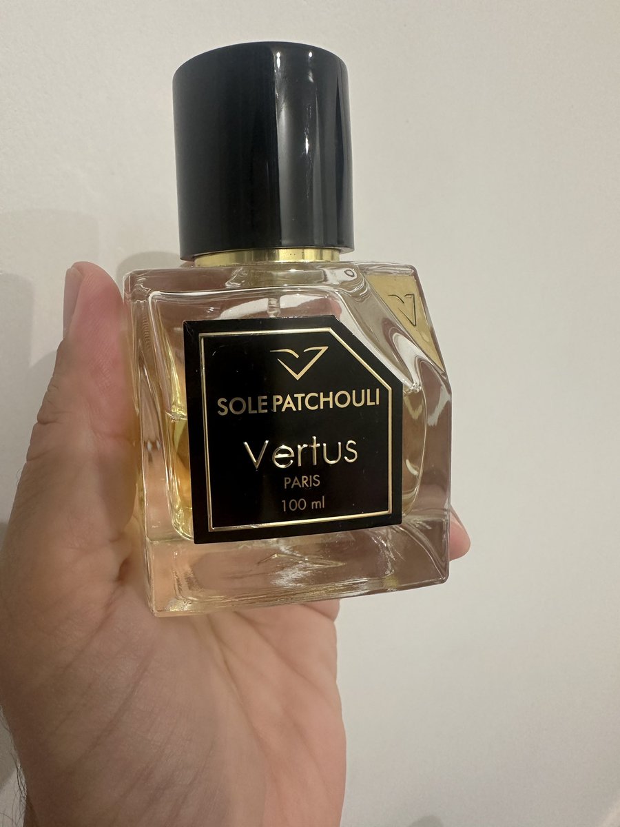 #رابطة_عشاق_العطور مساء الخير ، اجد نفسي هنا وهذا عطري المفضل ،،،  عطر مختلف اكثر عطر حصل لي فيه مديح واطراءات ، النسخه هذي تقريباً من عام ٢٠١٩ عجيبه جداً وهي الوحيده من ذلك الوقت معي ما اعلم هل تغير او لا ، الاداء مرعب بالايام
