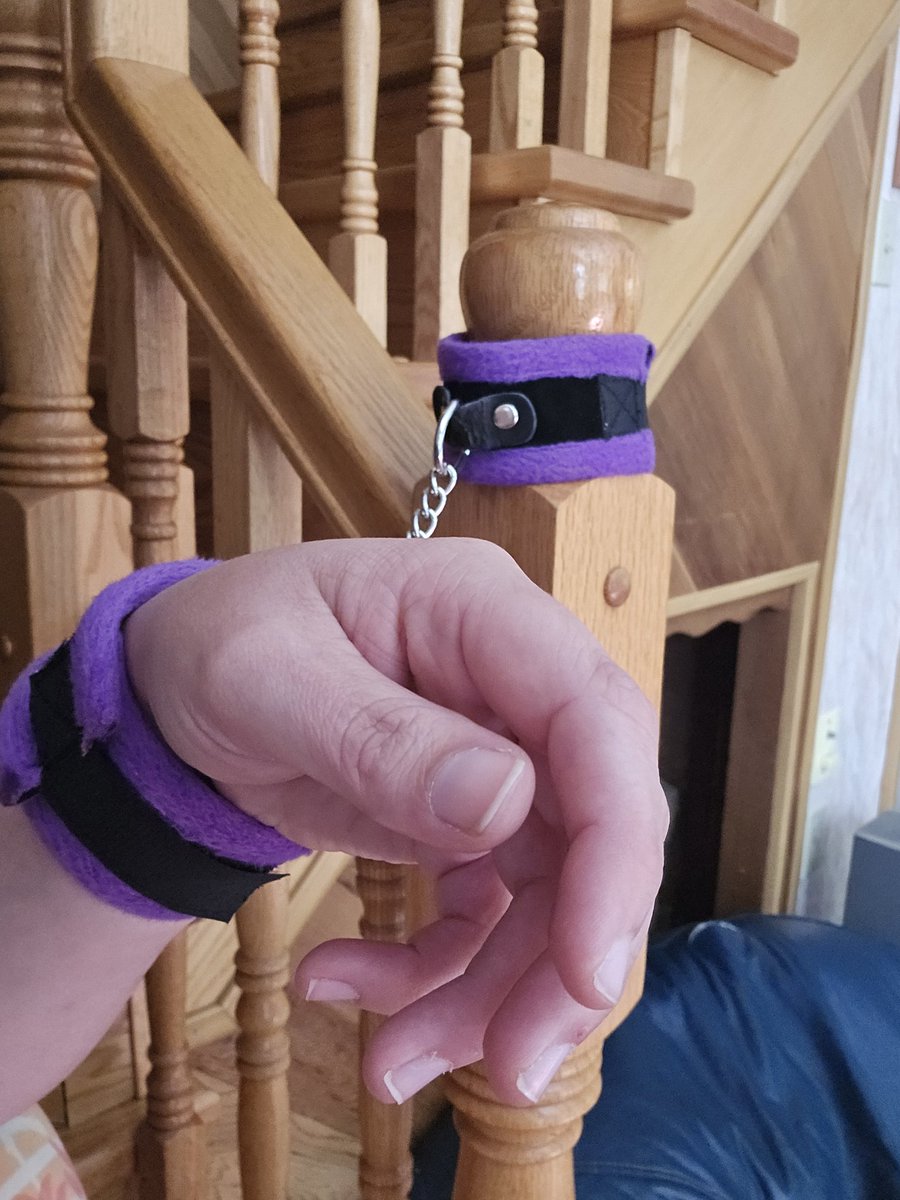 Mon chum <a href="/chrisa_4/">L'homme de votre vie</a> est parti et m'a laissé comme ça. 👇
Quelqu'un peut venir m'aider ?