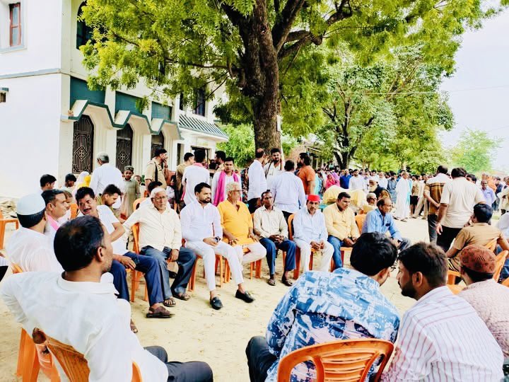 mla_pankaj's tweet image. क्षेत्र के थाना मुंगराबादशाहपुर अंतर्गत चंदौकी निवासी सगे व्यापारी बंधु पर गत रात घर वापसी के समय बदमाशों द्वारा ताबड़तोड़ गोलियां की बौछार में दोनो भाई की दुःखद मृत्यु की घटना से साफ है। कि सरकार ‘क़ानून व्यवस्था’ को ‘क़ानून लाचार अवस्था’ बनाकर गुंडों के लिए ‘ओपन जिम’ चलाते हुए…