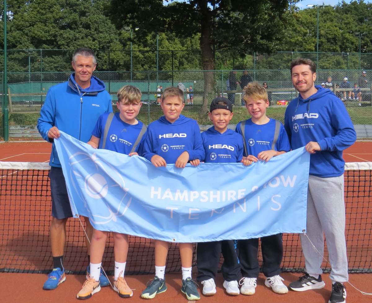 HantsIOWTennis's tweet image. 12U Boys County Cup day 2 started with the dubs v Avon &amp;amp; we won both so a 4-2 win v Avon &amp;amp; then went on to play Essex in 3rd/4th play-off.  Well done to Arthur, Jude, Monty and Reggie on the 6-0 win so🥉place.  A huge thank you to Captains, Dave &amp;amp; Macca @_EliteTennis @TennisPTA