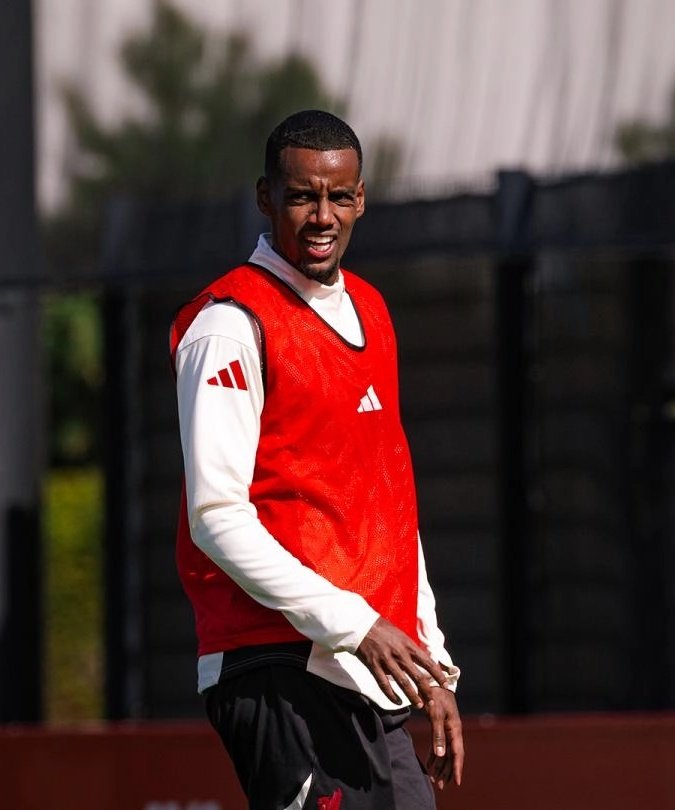 Arne Slot à propos d'Alexander Isak :

« Il est maintenant prêt à jouer au moins 45 minutes. Nous verrons si nous l'utiliserons mercredi [en LDC] ou samedi ! »

[🎙<a href="/SkySportsPL/">Sky Sports Premier League</a>]