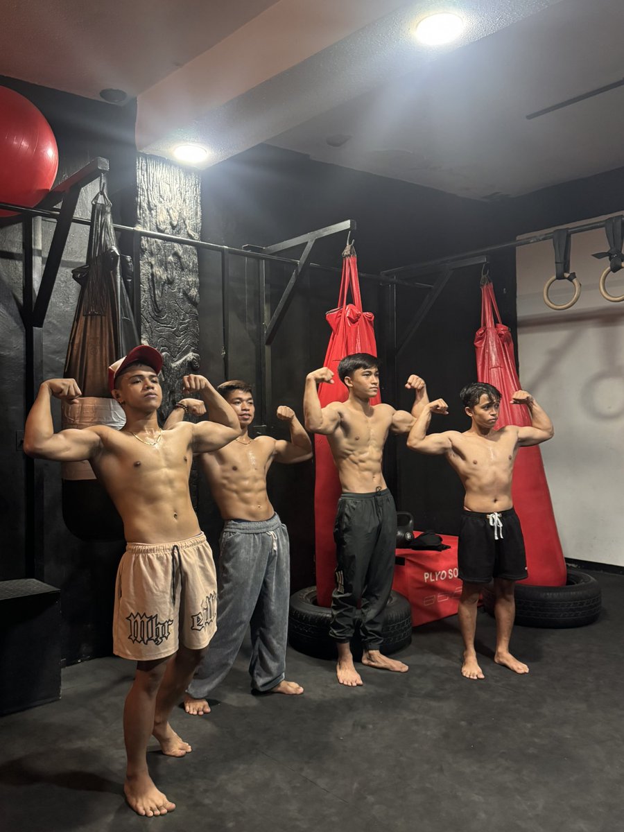 Richardomac21's tweet photo. Flexing with friends 🤤🤤 https://t.co/SHtKy7Ird3