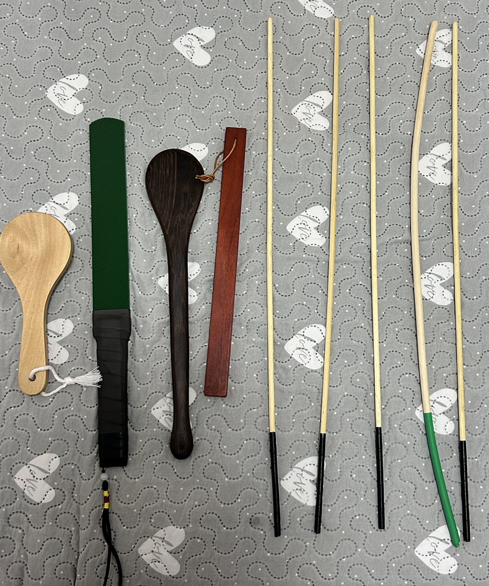 脆皮男高特辑3️⃣

男高弟弟实在太脆了，坚持不下去就变成了小🐶开始发骚添我的脚，手上撸了🐔，看来做小m比做贝贝有优势呢🤔
谁想被主人玩的小贝贝或者小m可以私信哦😈
#sp #spank #gayspank #sm #男高0