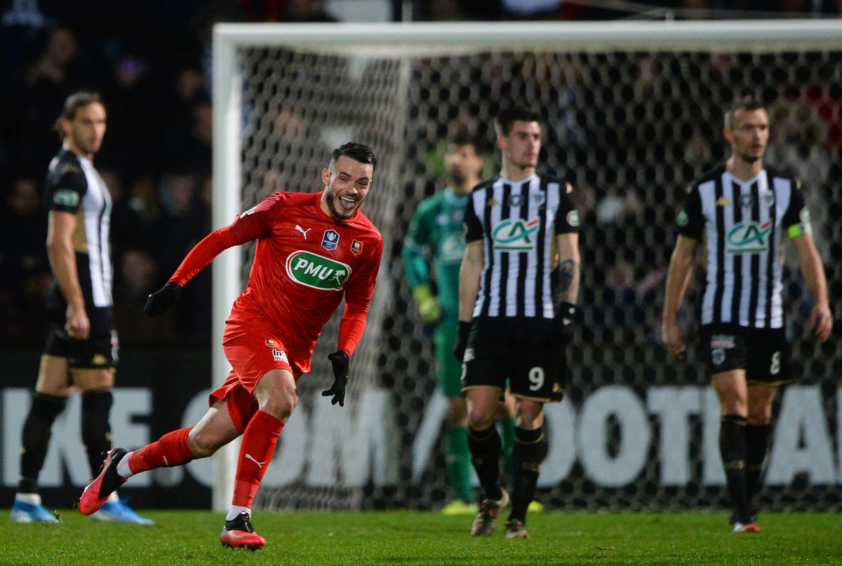 [#SRFC] Un petit nouveau, que j'ai un grand plaisir à accueillir dans l'émission, dans "Le lundi, c'est Rauzy" demain ! Jérémy Gélin, 84 matchs et 1 but (et quel but !) en 🔴⚫️ sera des notres :) 
Il complète un très beau casting avec Pierrick Hiard, <a href="/MelDurot/">Mel Durot</a> et <a href="/jules_roll35/">Jules Rolland</a> !