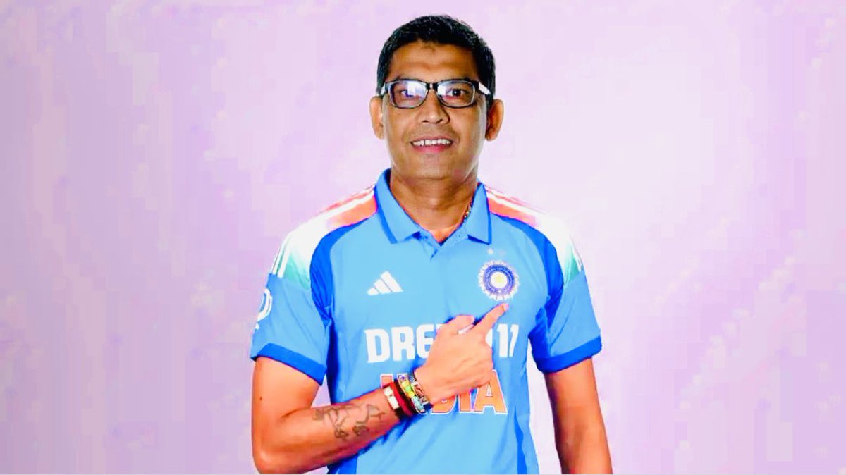 stats_attack's tweet photo. Match umpire Ruchira Palliyaguruge is literally raising finger on every apeal!
 #INDvsPAK #PakVsInd #BoycottINDvPAK #indvPAK2025 #DRS https://t.co/zNou4Ycu3J