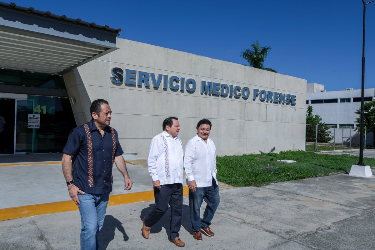 DavidSalazarrr's tweet photo. El Gobernador @huachodiazmena acudió esta mañana al Servicio Médico Forense de la Fiscalía General del Estado, donde atendió personalmente a familiares de las personas fallecidas en el accidente de la carretera Mérida–Campeche. 

https://t.co/5wkiq4KIoM https://t.co/ofnyoB01u9