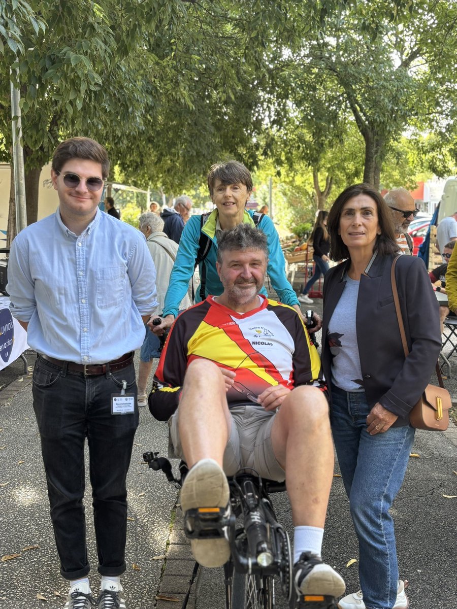 Aujourd’hui, notre groupe Aix Autrement était présent aux forums des associations et du bénévolat d’#AixEnProvence 💙

🙏 Merci aux bénévoles et aux responsables d’associations qui font vivre le tissu associatif aixois avec passion et énergie !

#Associations #AixAutrement