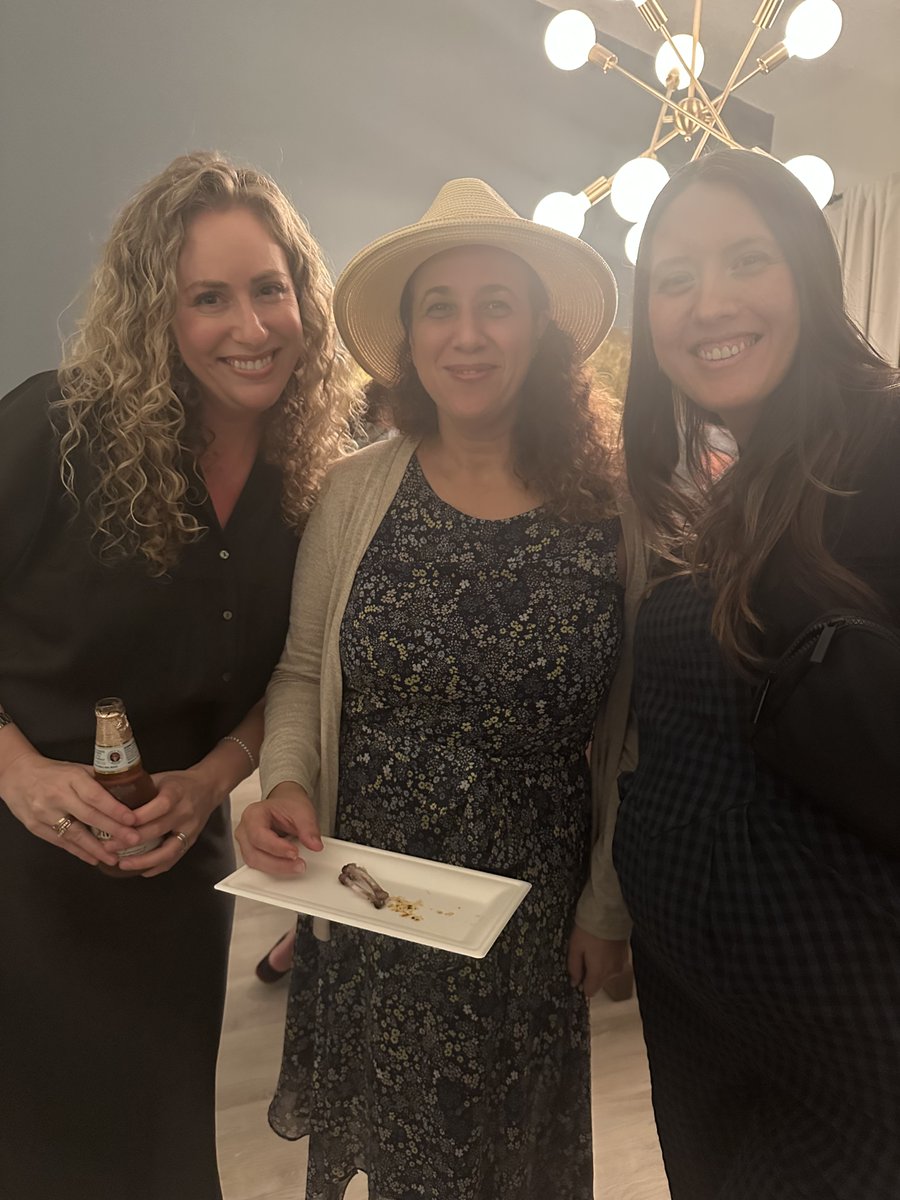 Kosher4Less's tweet image. 🌶️🔥🍗 When the Feferman Family says Hot Wings Night…
…they mean BRING A FIRE EXTINGUISHER. 😅

Good food, great people, unforgettable heat.

#HotWings #HotOnes #SpicyLife #Kosher #kosherfood