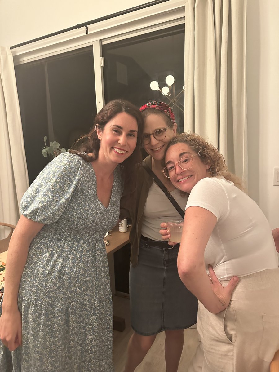 Kosher4Less's tweet image. 🌶️🔥🍗 When the Feferman Family says Hot Wings Night…
…they mean BRING A FIRE EXTINGUISHER. 😅

Good food, great people, unforgettable heat.

#HotWings #HotOnes #SpicyLife #Kosher #kosherfood