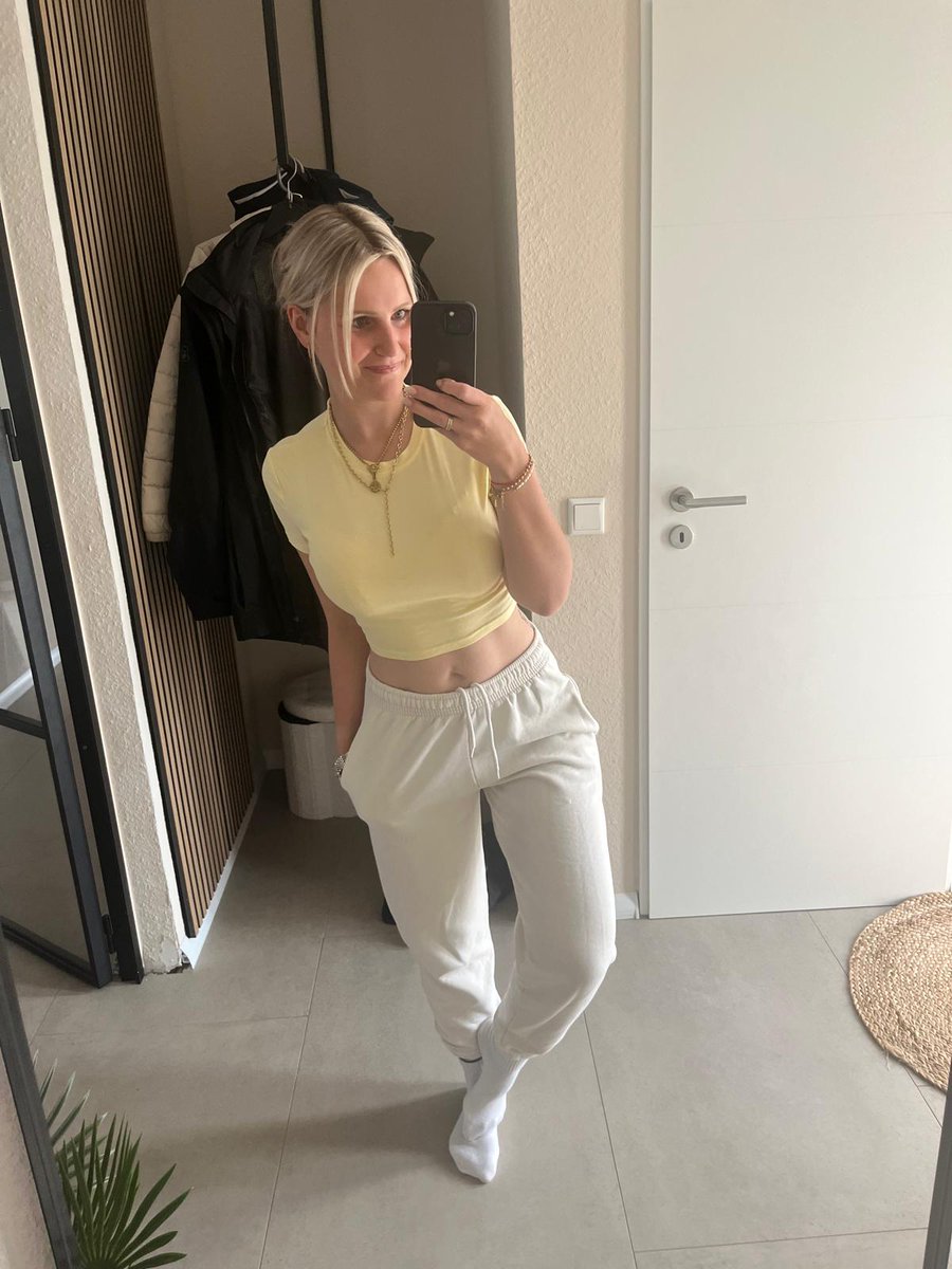 Like= Ausziehen 😘
Kommentiere= Lecken 👅 
Teilen= Eine Nacht 💦