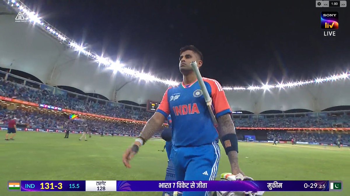 NewsAlgebraIND's tweet photo. BIG NEWS 🚨 Pakistan captain Salman Ali Agha had led his team toward the Indian dugout, but no Indian players came out to acknowledge them.

Pak's International Insult continues !!

After hitting a six, Suryakumar Yadav calls Shivam Dube, and the duo walks directly to the Indian dressing room.

Suryakumar Yadav said "We stand by the victims of the families of Pahalgam" 

He dedicates the win to Indian armed forces.