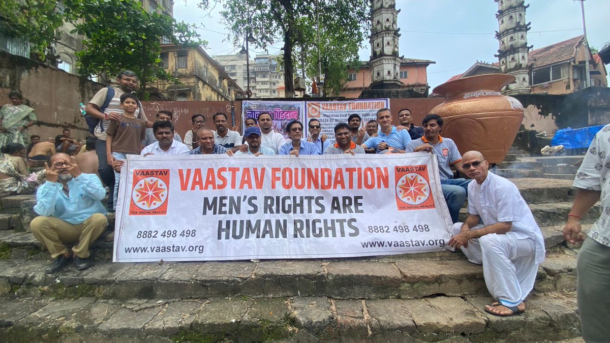 पुरुषांच्या डोळ्यांत दडलेली वेदना, न सांगितलेली कथा...
तिलाही शांतीची गरज आहे.
Vaastav Foundation ने बांगंगा टाक्यावर केलेल्या #Pindadaan मधून
या निःशब्द वेदनांना मुक्तीचा श्वास मिळाला.