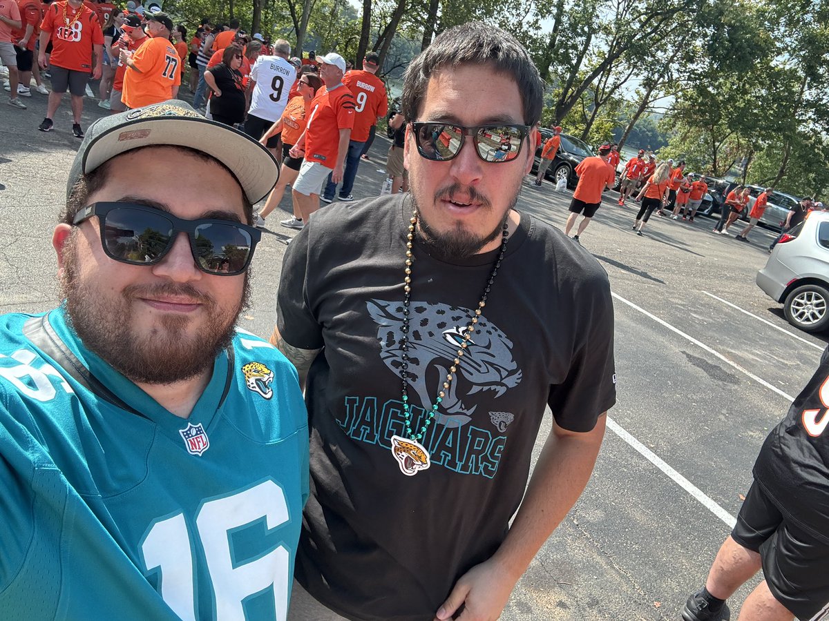 CesarGusg's tweet photo. Bengals vs Jaguars ❤️

#jaguarsnfl #jaguars https://t.co/BkfB8XNeZA