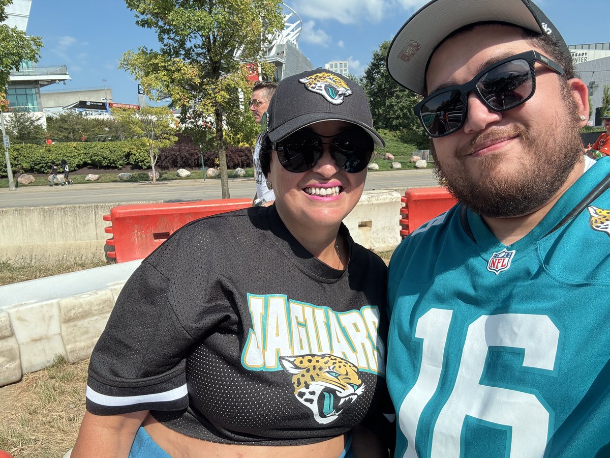 CesarGusg's tweet photo. Bengals vs Jaguars ❤️

#jaguarsnfl #jaguars https://t.co/BkfB8XNeZA