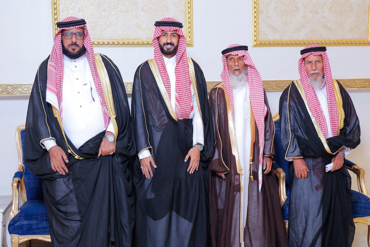 احتفل أبناء حويمد بن حميدان الفارسي وأولادهم مساء يوم الجمعة  1447/3/20هـ بزواج ابنهم الشاب / وجدي عبدالعزيز الفارسي ، بإحدى قاعات الأفراح بمحافظة جدة وسط حضور جمع غفير من الضيوف الذين شاركوا العريس فرحته وقدّموا له التهاني بالمناسبة السعيدة. 

"قبيلة الفوارس" تبارك للعريس وتتمنى