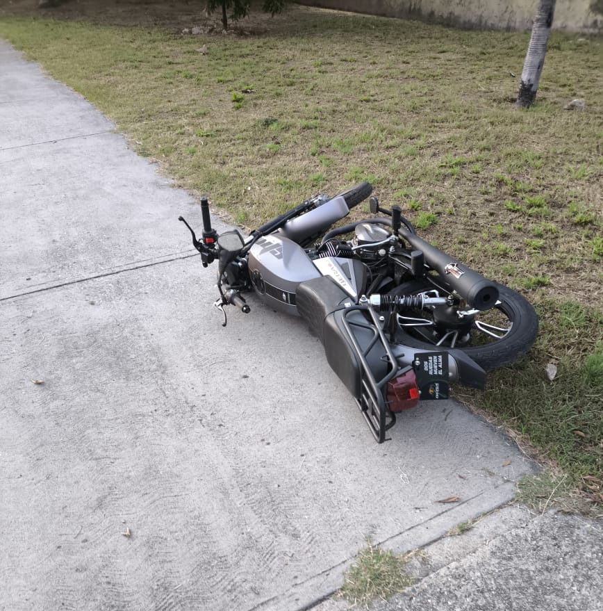 Germán Duque de 26 años falleció en un accidente de tránsito, en la mañana de este domingo tras impactar su motocicleta contra un objetivo fijo, en la Av. José Casanova Godoy, Maracay, estado Aragua. Autoridades realizaron levantamiento del cadáver. 

📷: cortesía