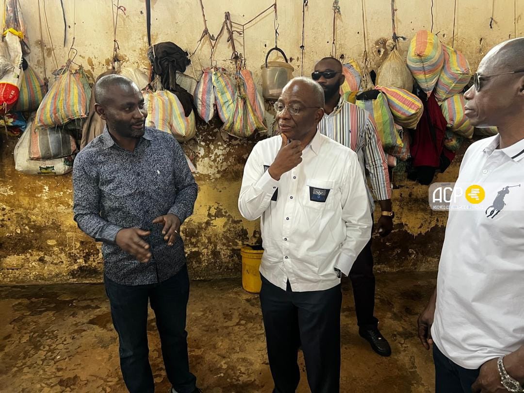 KabaLisolo1's tweet photo. 𝗕𝗢𝗦𝗘𝗠𝗕𝗢 | #RDC [14/09/2025] : O etuka ya #HautKatanga, ministre ya bosembo Guillaume #Ngefa akeyi kotala boloko bwa #Kipushi lelo. Boloko bona botongamá mpo na kofandisa obele bakangami ntuku mitano (50), kasi lelo, bakangami nkama minei na zomi na misato (413) bafandi wana. 

Lolenge bafinani finani, ata ba mbisi ya sardine bazwaka mopepe. Totosana ! 

📸ACP
#KabaLisolo