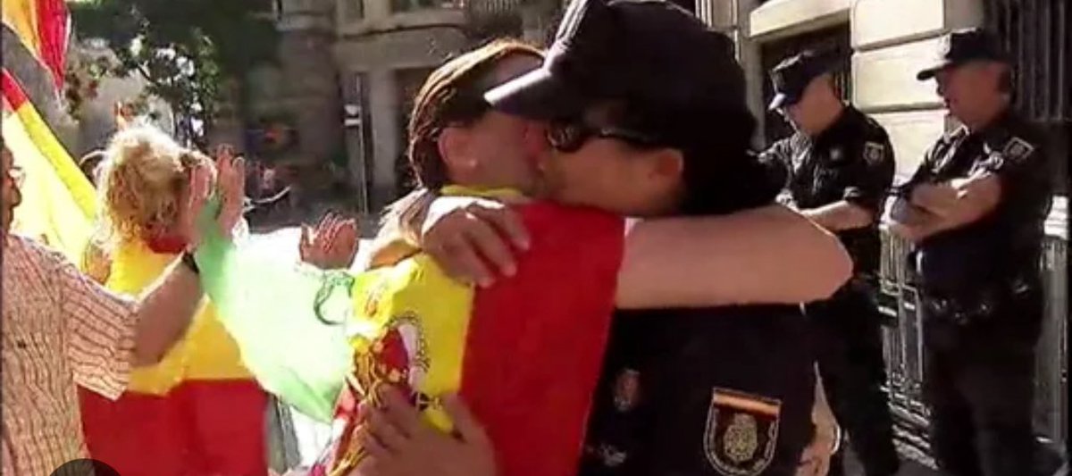 Jamás han enviado una tanqueta a una manifestación de fachas, allí no han reprimido a nadie. Les han dado abrazos y les lanzaban sonrisas. 

Para manifestantes pro palestinos en la Vuelta Ciclista y trabajadores de Cádiz sí que les han hecho falta. Qué asco.