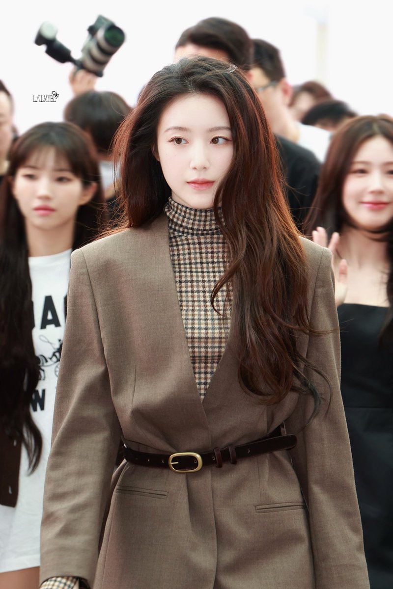 shudumpling's tweet photo. our pretty shu~ can't wait!! 🥰🥰

SHUHUA AT COS NYFW
#SHUHUAxCOSAW25 
#COSAW25 #NYFW 
@official_i_dle https://t.co/Uo4vckNRYU