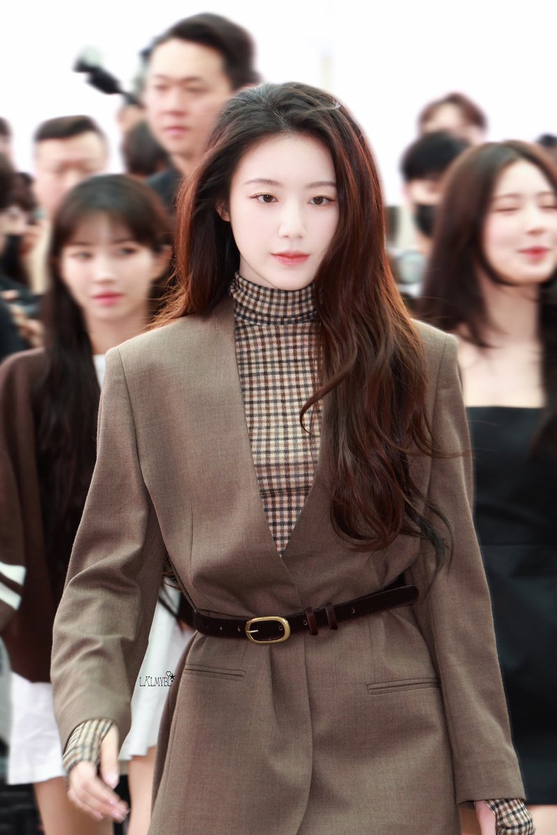 shudumpling's tweet photo. our pretty shu~ can't wait!! 🥰🥰

SHUHUA AT COS NYFW
#SHUHUAxCOSAW25 
#COSAW25 #NYFW 
@official_i_dle https://t.co/Uo4vckNRYU