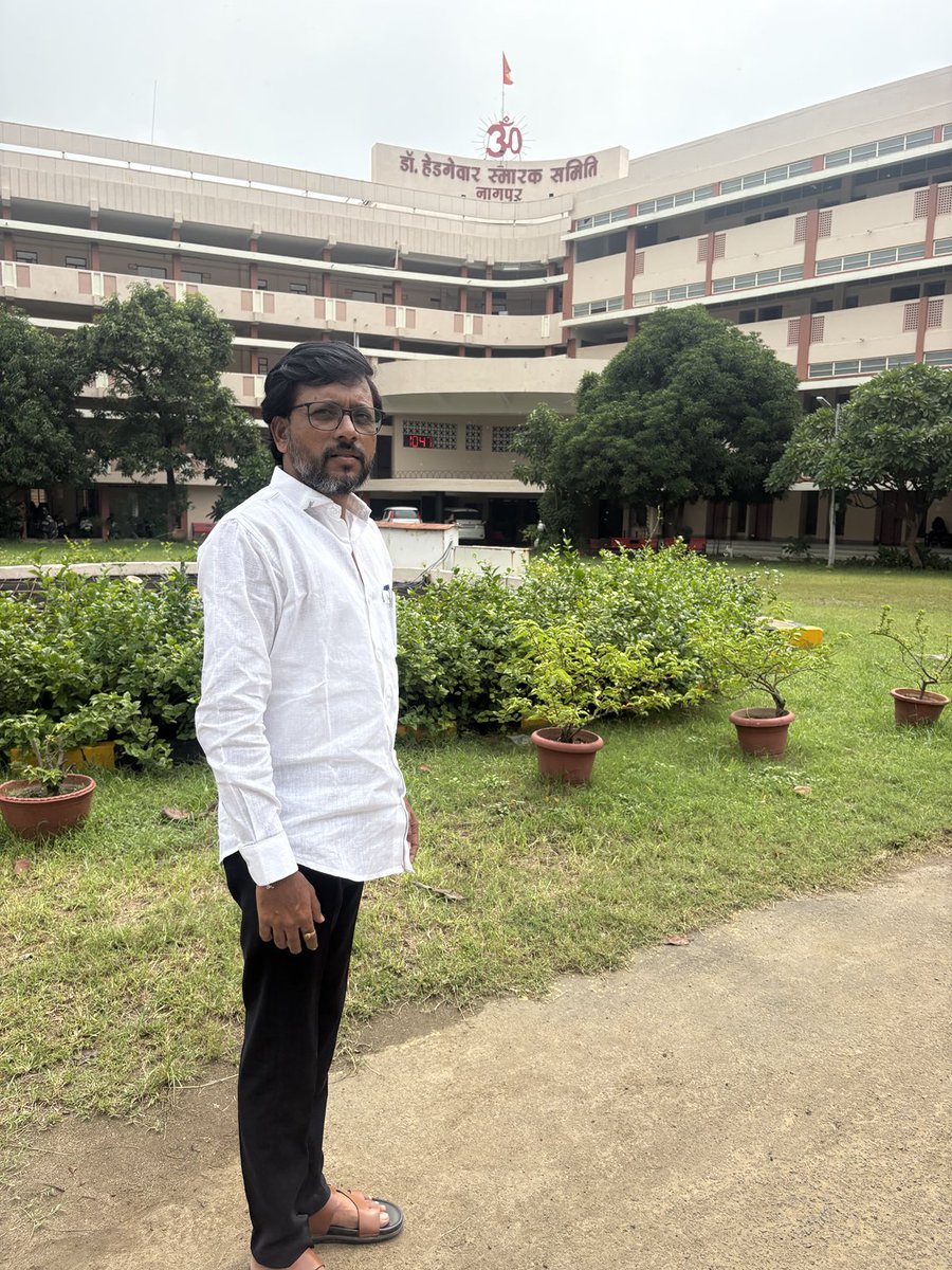 Chandra72346589's tweet photo. नागपूर येथे राष्ट्रीय स्वयसेवक संघाचे  प्रथम सरसंघचालक परमपूज्य डॉ केशवजी हेडगेवार यांच्या समाधी स्थळावर त्याना अभिवादन केले राष्ट्र सेवा  देशासाठी समर्पण कार्याची प्रेरणा देणार स्थळ म्हणून स्वयसेवक या नात्याने आज माझ्या जीवनातला सर्वात महत्वाचा दिवस आहे 🙏🙏🙏🚩🚩🚩⁦@RSSorg https://t.co/YvUZpUfnXX